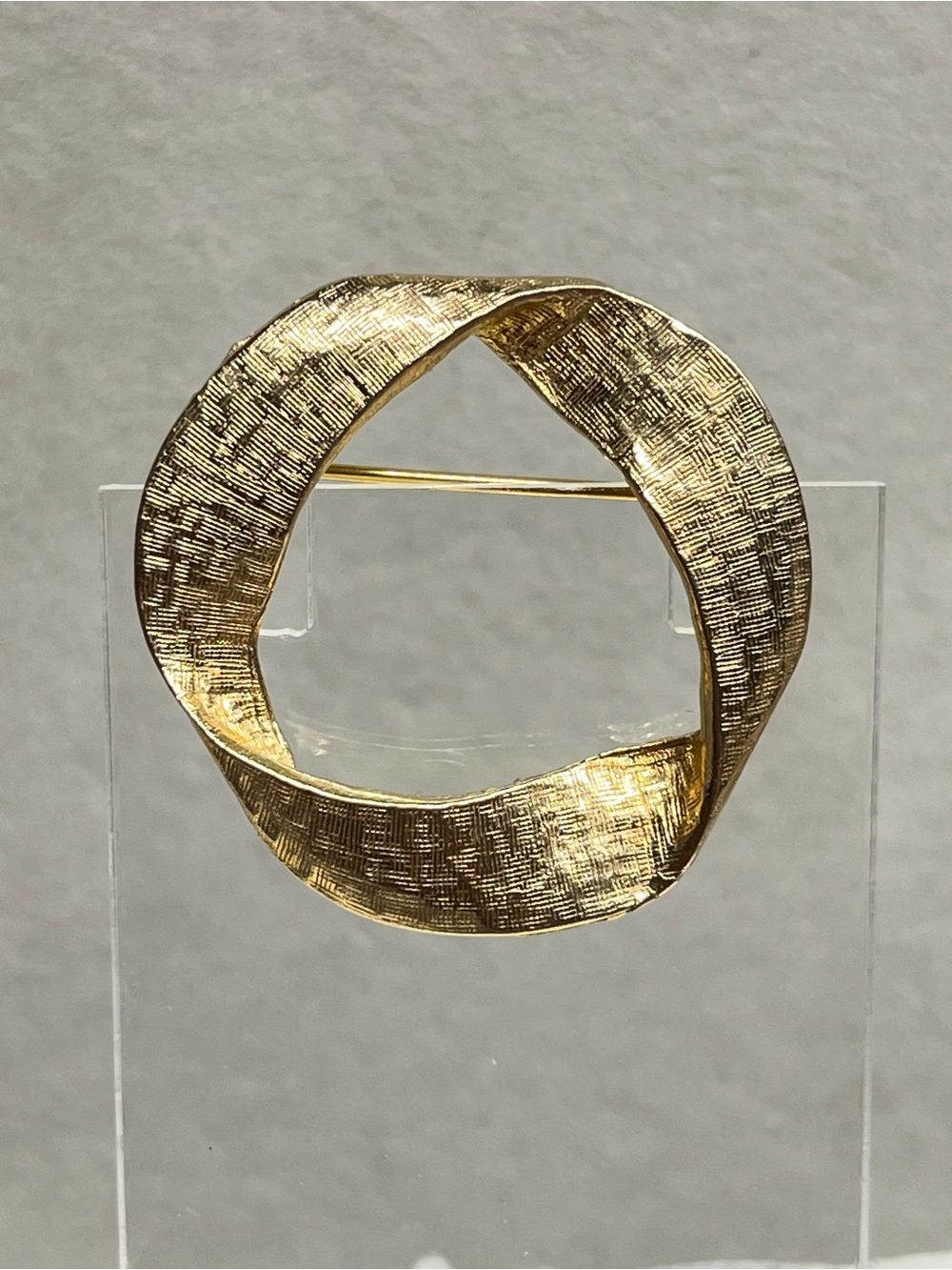 Accessocraft N.Y.C. Gold-Tone Folded Circle Ribbon Brooch Vintage Signed 1.5”